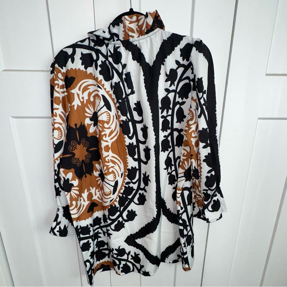 White and Gray Graphic 3/4 Sleeve Blouse large - Picture 4 of 6